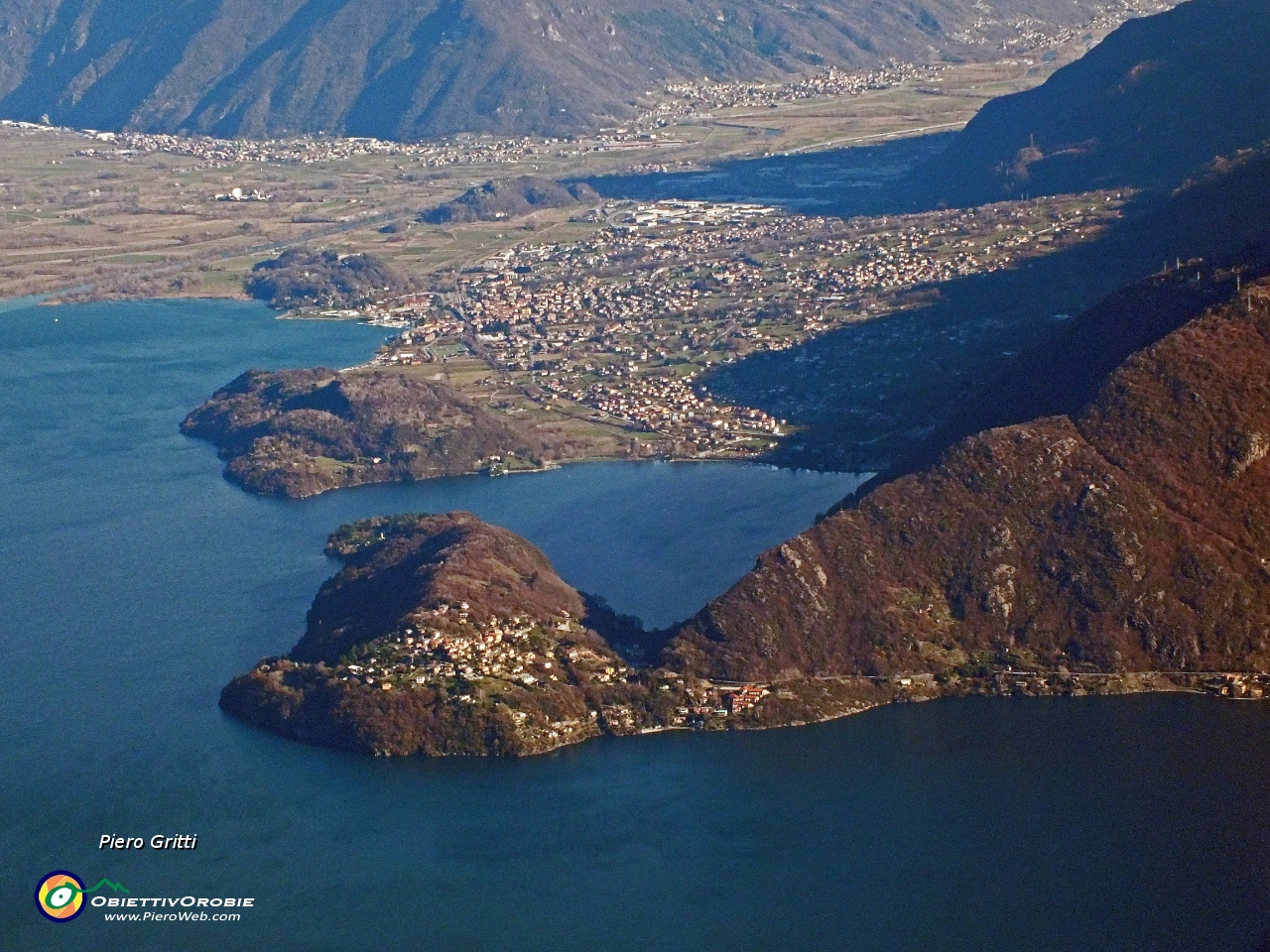 40 Zoom sulla penisola di Piona, Colico e inizio Valtellina.JPG